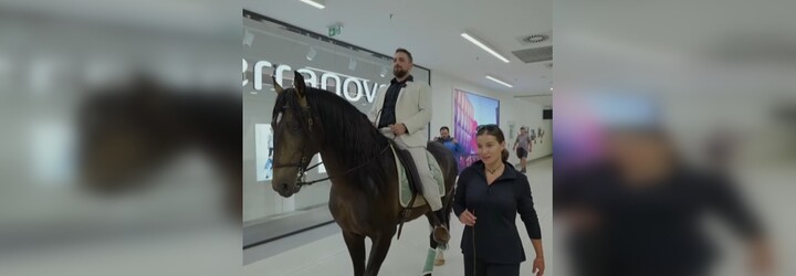 VIDEO: Muž v Českých Budějoviciach prišiel na koni do nákupného centra. Chcel požiadať svoju partnerku o ruku