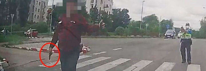 VIDEO: Muž v Praze na strážníka vytáhl slzný sprej poté, co močil na veřejnosti. Když se hlídka ubránila, tasil revolver