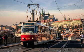VIDEO: Muž v pražské tramvaji vyhrožoval střelbou. Policie jej zadržela