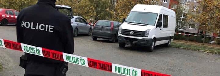 VIDEO: Muž z Brna v akutní psychóze vyhodil z okna na sídlišti desetitisíce korun