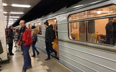 VIDEO: Muž zničehonic strčil v Praze ženu do kolejiště metra