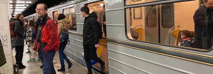 VIDEO: Muž zničehonic strčil v Praze ženu do kolejiště metra