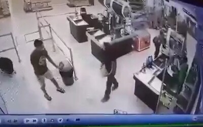 VIDEO: Muža, ktorý v Komárne napadol predavačku, dobehla karma ešte v obchode. Dostal nakladačku od iného zákazníka