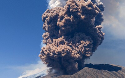 VIDEO: Na Sicílii došlo k erupcii sopky Etna. Vulkán vystrašil turistov, úrady varujú pred rizikom