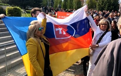 VIDEO: Na demonštrácii na podporu Fica kradli ľuďom ukrajinskú vlajku. „Tu je Slovensko, choďte na Ukrajinu,“ kričali protestujúci