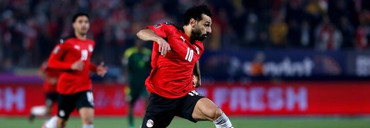 VIDEO: Na fotbalistu Salaha mířili diváci během klíčové penalty lasery, Egypt podá stížnost
