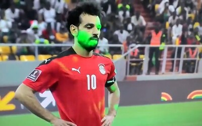 VIDEO: Na fotbalistu Salaha mířili diváci během klíčové penalty lasery, Egypt podá stížnost