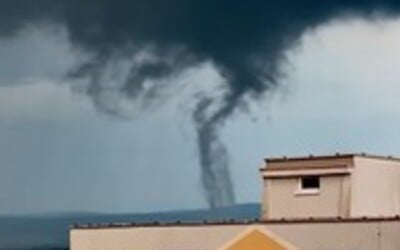 VIDEO: Na hraniciach Slovenska s Českom sa vyskytlo tornádo. Škody zatiaľ nie sú známe