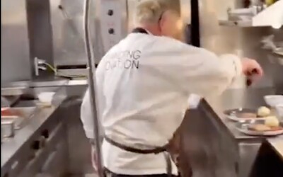 VIDEO: Na internete trenduje ochrnutý kuchár, ktorý sa zvŕta v kuchyni vďaka zaujímavému mechanizmu. Odkiaľ sa vzal?
