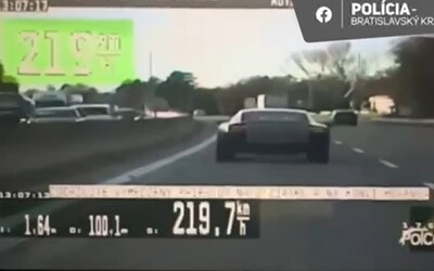 VIDEO: Na luxusnom aute sa po D1 rútil rýchlosťou 219 km/h. Policajti nemali s vodičom zľutovanie
