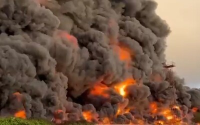 VIDEO: Na okupovanom Kryme došlo k veľkému požiaru ropného skladu. Útok má vraj na svedomí ukrajinský dron
