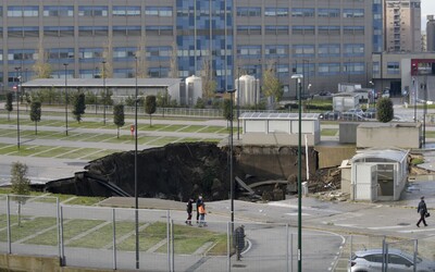 VIDEO: Na parkovisku pred nemocnicou v Neapole došlo k masívnemu výbuchu. Do obrovského krátera padali autá