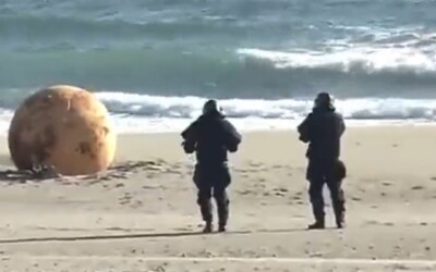 VIDEO: Na pláž v Japonsku vyplavilo záhadnú 1,5-metrovú guľu zo železa. Nikto nevie, odkiaľ sa vzala a čo je zač
