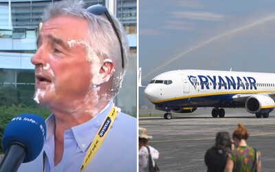 VIDEO: Na šéfa Ryanairu zaútočili klimatické aktivistky, on si zachoval chladnú hlavu. Z torty natlačenej na tvári si uťahoval