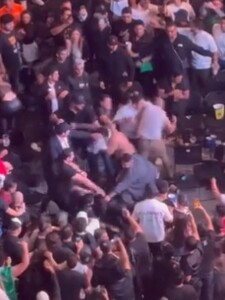 VIDEO: Na turnaji UFC sa hromadne pobili diváci. Jeden fanúšik dokonca dostal výstavné KO