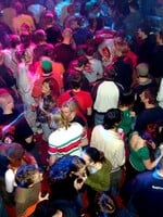 VIDEO: Na zakázané party v Praze šňupali kokain a ve stories označili policii. Ta do baru přijela a večírek ukončila