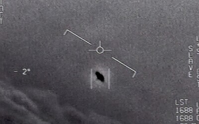 VIDEO: Nad americkou základňou zachytili záhadný lietajúci objekt. Podľa autora záberov ide o UFO