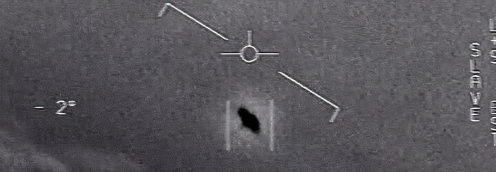 VIDEO: Nad americkou základňou zachytili záhadný lietajúci objekt. Podľa autora záberov ide o UFO