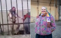 VIDEO: Nahá umelkyňa z pražskej školy pred deťmi rozbíjala piňaty z hliny. Ľudia sú pobúrení, vedenie tvrdí, že ide o umenie