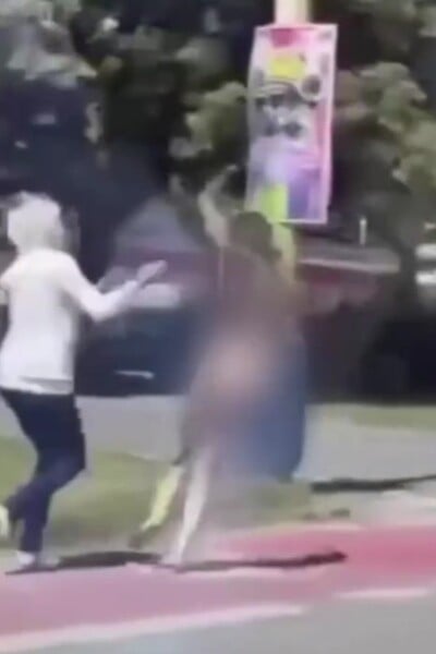 VIDEO: Nahá žena sa v Prešove za bieleho dňa vrhala na idúce autá. Prechádzala aj popri plnej zástavke ľudí