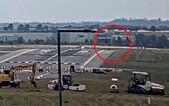 VIDEO: Naháňačka po pražskom letisku ako z GTA. Motorkár prerazil plot a vbehol na dráhu