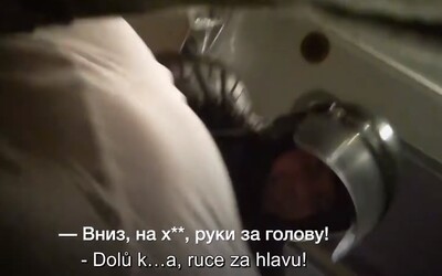 VIDEO: Nahlédni do běloruského policejního antonu v kůži brutálně zadrženého člověka.