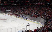VIDEO: Nahnevaní fanúšikovia New Jersey Devils zahádzali ľad pivom. Rozhodcovia Tatarovmu tímu neuznali hneď tri góly