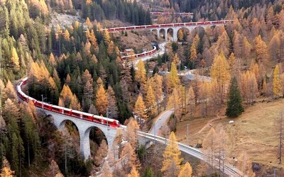 VIDEO: Najdlhší osobný vlak sveta so sto vagónmi absolvoval cestu cez Alpy. Švajčiarsky dopravca vytvoril svetový rekord