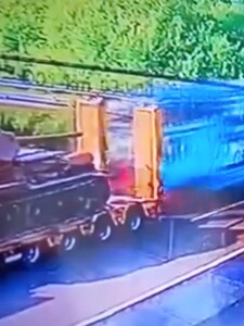 VIDEO: Nákladiak v Česku v plnej rýchlosti brutálne zošrotoval osobné auto, ktoré zastavilo na krajnici