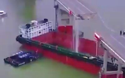 VIDEO: Nákladná loď nabúrala do mosta, ten sa čiastočne zrútil. Nehoda si vyžiadala aj ľudské životy