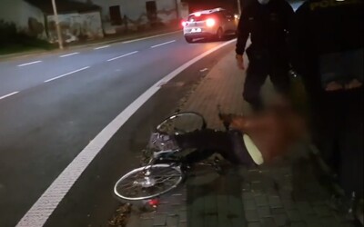 VIDEO: Namol opilý cyklista kličkoval skoro 10 kilometrů po silnici. Když ho policisté zastavili, sesunul se k zemi