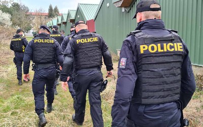 VIDEO: Narkoman z Plzeňska hrozil, že bude střílet do matek a dětí. Policie u něj našla munici s granátometem