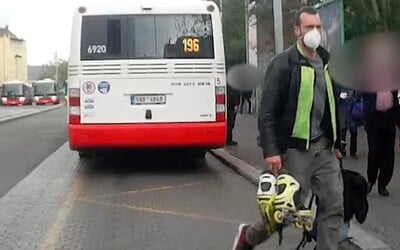 VIDEO: Naštvaný bruslař rozbil v Praze dveře autobusu bruslí. Hrozí mu rok vězení