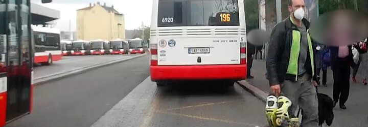 VIDEO: Naštvaný bruslař rozbil v Praze dveře autobusu bruslí. Hrozí mu rok vězení