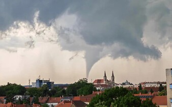 VIDEO: Neďaleko slovenských hraníc sa sformovalo tornádo so silnou supercelou