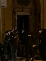 VIDEO: Nelegální party v centru Prahy s desítkami lidí zarazili těžkooděnci. Policie našla i drogy