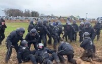 VIDEO: Nemeckí policajti sa zasekli v blate, keď zasahovali proti klimatickým aktivistom. Ukázala sa aj Greta Thunbergová