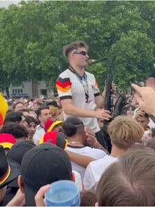 VIDEO: Nemecký fanúšik pobláznil dav na EURO 2024. Pred štadiónom saxofónom roztancoval stovky ľudí