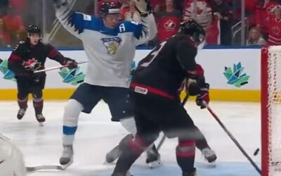 VIDEO: Neopakovateľný zákrok kanadského kapitána vo finále juniorských MS proti Fínsku. Letiaci puk zastavil hokejkou na čiare
