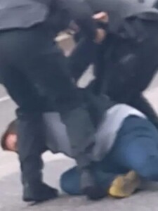 VIDEO: Neúspešného kandidáta na starostu zatkla polícia. Pri zásahu mu vraj vulgárne nadávali a zostali mu modriny
