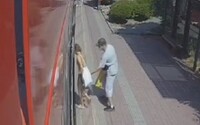 VIDEO: Neznámy muž obchytkával ženu v bratislavskej MHD. Kamera zachytila aj to, ako sa dal na útek