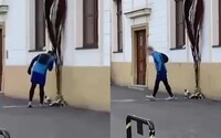 VIDEO: Neznámy muž si smrká nos nad pamätníkom Jána a Martiny v Bratislave. Chodí tam vraj pravidelne