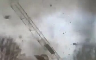 VIDEO: Ničivé tornádo neďaleko Paríža zničilo budovy a prevracalo žeriavy