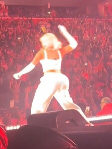 VIDEO: Nicki Minaj sa rozčúlila počas koncertu, keď po nej fanúšik hodil neznámy predmet. Jej reakciu nečakal nikto z davu