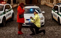 Slovenský policista na Silvestra překvapil přítelkyni žádostí o ruku