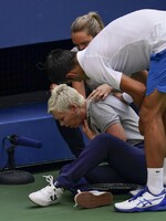 VIDEO: Novaka Djokoviče diskvalifikovali z US Open, rozzlobený trefil míčkem do krku čárovou rozhodčí