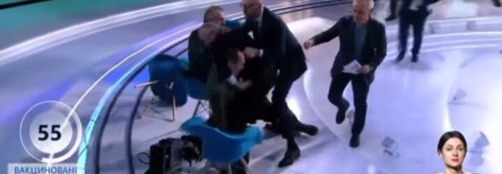 VIDEO: Novinář napadl proruského ukrajinského politika v živém přenosu, držel ho pod krkem, prali se téměř minutu 