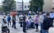 VIDEO: Občania natočili atentátnika, ktorý postrelil Roberta Fica