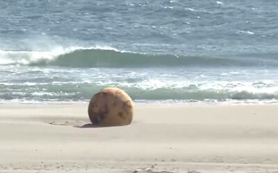 VIDEO: Obyvatele japonského města znejistila záhadná koule na pláži
