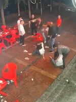 VIDEO: Odmietla ho, tak ju z reštaurácie vytiahol za vlasy a poskákal jej po hlave. Čínu šokovalo hrozivé video násilia na ženách